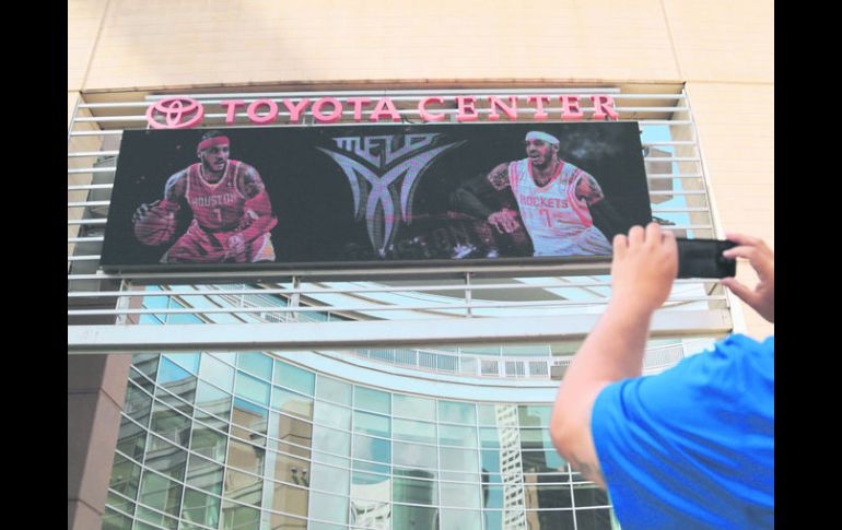 El tablero del Toyota Center, casa de los Rockets, que mostró un video de Carmelo Anthony vestido con el uniforme de Houston. AP /