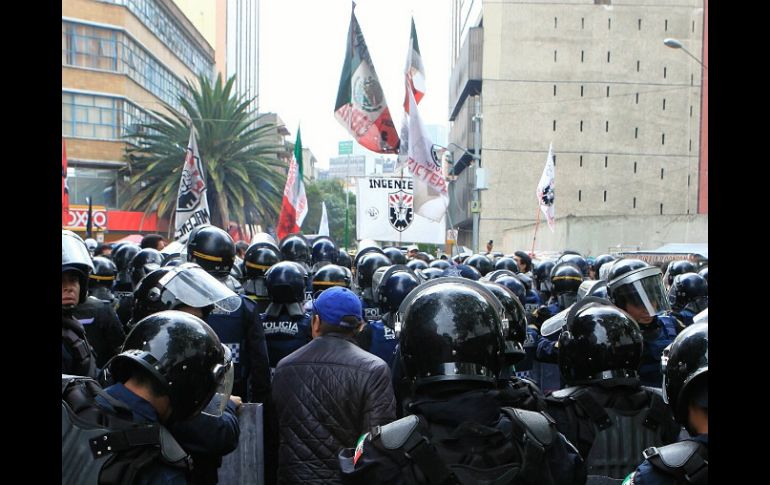 Integrantes del SME se manifiestan frente al Senado, para entregar algunas propuestas con el fin de recuperar plazas de trabajo. SUN /