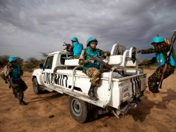 Tropas de la ONU patrullan la región de Khor Abeche, Sudán, comunidad que reportó amenazas de otras tribus. AP /