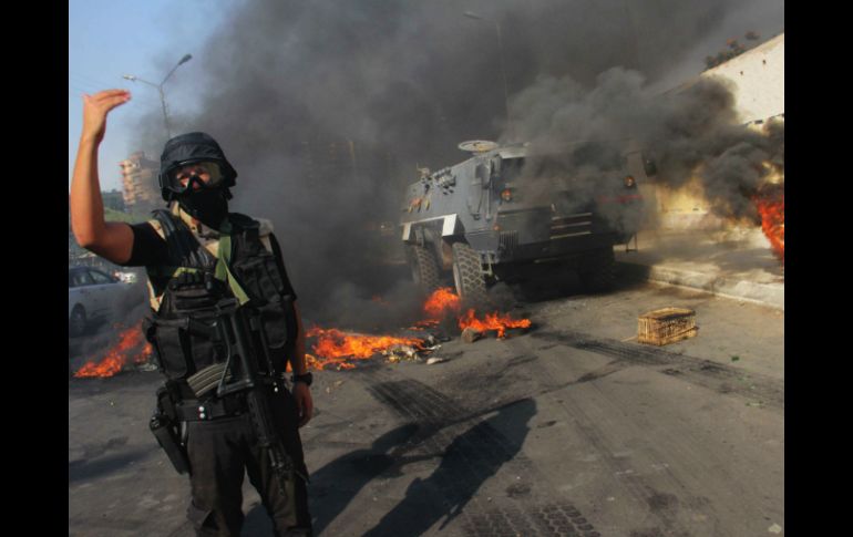 Un miembro de seguridad da instrucciones a sus compañeros durante las protestas. AP /