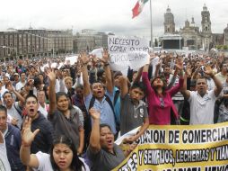 Ciudadanos y comerciantes se manifiestan en contra de las nuevas disposiciones del 'Hoy no circula' en el DF. ARCHIVO /