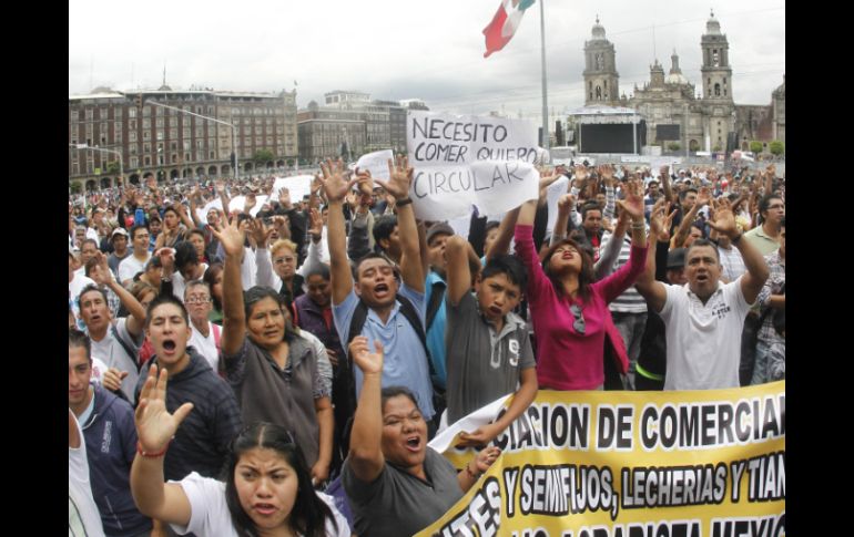 Ciudadanos y comerciantes se manifiestan en contra de las nuevas disposiciones del 'Hoy no circula' en el DF. ARCHIVO /