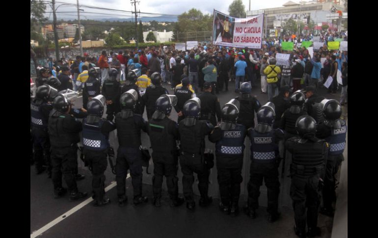 Elementos de seguridad pública vigilan calles, carreteras y casetas ante posibles manifestaciones en contral del ''Hoy no circula''. SUN /