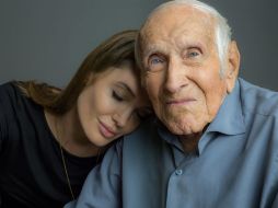 Louis Zamperini, acompañado de Angelina Jolie, en una foto promocional de la película 'Unbroken' el año pasado. AP /