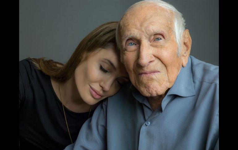 Louis Zamperini, acompañado de Angelina Jolie, en una foto promocional de la película 'Unbroken' el año pasado. AP /