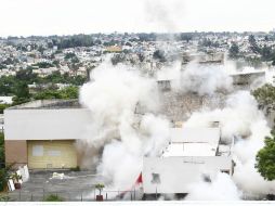 Luego del derribo, según Protección Civil, sólo seis ventanas de viviendas cercanas registran afectaciones por pequeñas piedras.  /