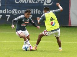 Omar Bravo se prepara para su titularidad en Chivas.  /