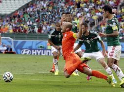 Robben es señalado por forzar un penal que costaría la eliminación de la Selección Mexicana en tiempos extra. ARCHIVO /