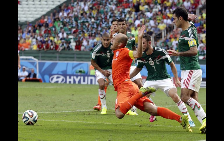 Robben es señalado por forzar un penal que costaría la eliminación de la Selección Mexicana en tiempos extra. ARCHIVO /