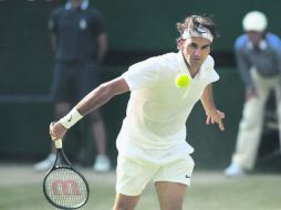 Roger Federer sube a la red para contestar una pelota en la semifinal. El suizo ganó 24 de 32 puntos que disputó en la red. AP /