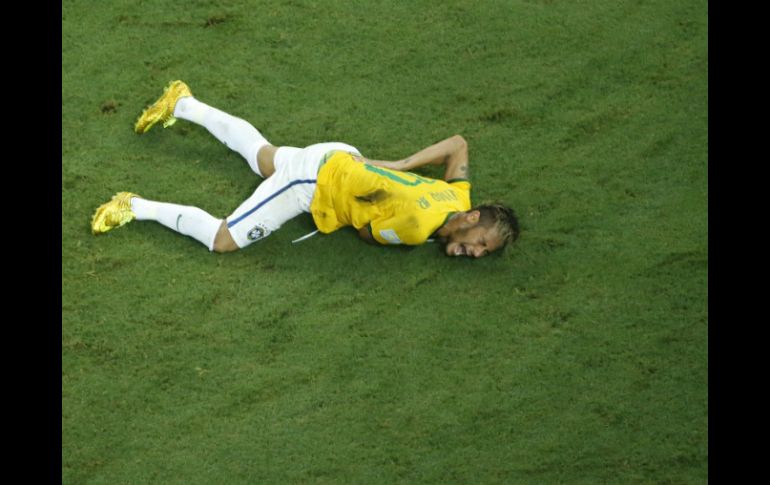 Neymar fue sometido a pruebas médicas que confirmaron la fractura y su adiós de la Copa del Mundo. AFP /