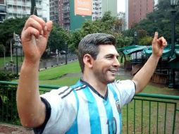 La imagen muestra la estatua del capitán de la Selección albiceleste sin sus dedos índices apuntando hacia el cielo. Foto: @edersep. ESPECIAL /