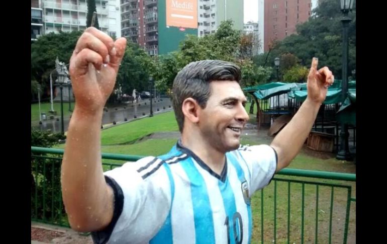 La imagen muestra la estatua del capitán de la Selección albiceleste sin sus dedos índices apuntando hacia el cielo. Foto: @edersep. ESPECIAL /