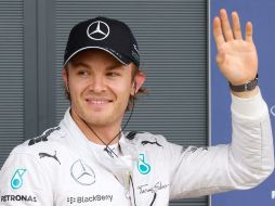 El piloto de Mercedes celebra su cuarta 'pole' del año logrado en el circuito de Silverstone. EFE /