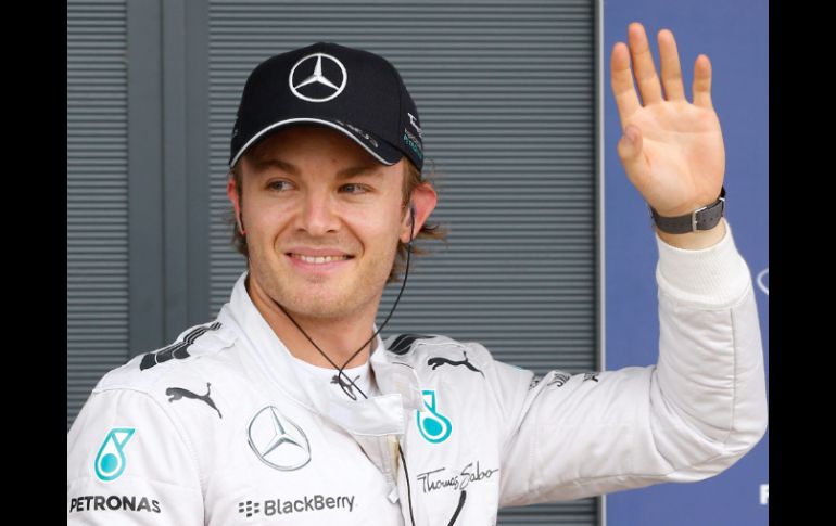 El piloto de Mercedes celebra su cuarta 'pole' del año logrado en el circuito de Silverstone. EFE /