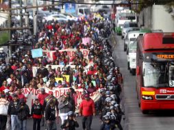 Alrededor de 60 personas y siete vehículos realizan caravana en contra del Hoy No Circula. SUN /