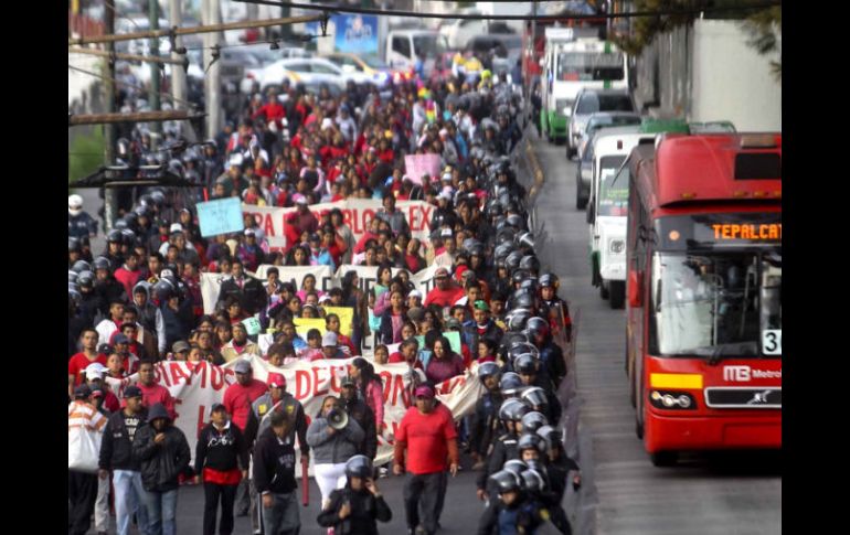 Alrededor de 60 personas y siete vehículos realizan caravana en contra del Hoy No Circula. SUN /