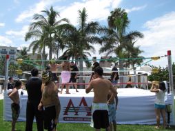 En el jardín del Hard Rock Hotel Vallarta, instaron un cuadrilátero en donde los asistentes practicaron lucha libre con sus ídolos.  /