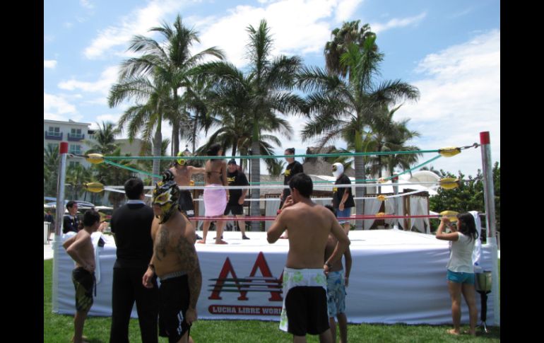 En el jardín del Hard Rock Hotel Vallarta, instaron un cuadrilátero en donde los asistentes practicaron lucha libre con sus ídolos.  /