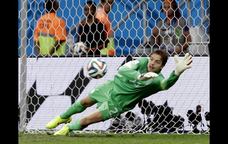 Tim Krul entró para definir el pase de Holanda en la serie de penales y realizó el trabajo. AP /