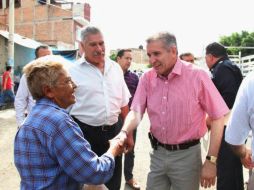 El alcal de Tonalá en la colonia Santa Paula, inaugurando la primer brigada asistencial. ESPECIAL /