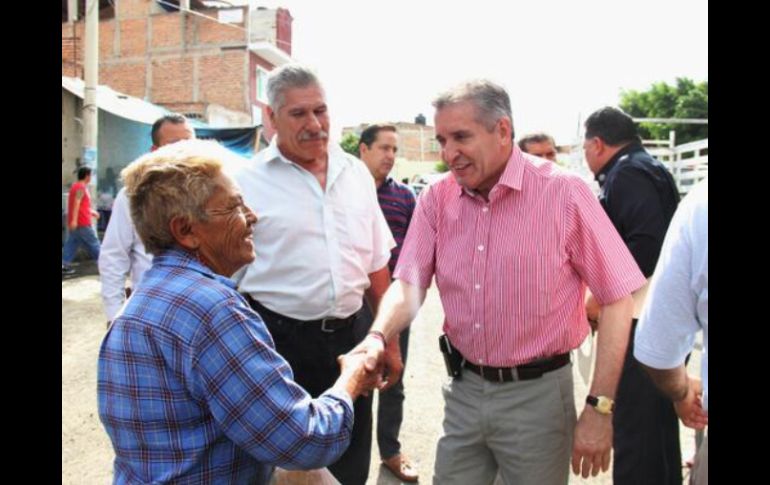 El alcal de Tonalá en la colonia Santa Paula, inaugurando la primer brigada asistencial. ESPECIAL /