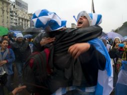 Los aficionados argentinos celebraron en el corazón de Buenos Aires el sufrido pase a la ronda de semifinales. EFE /