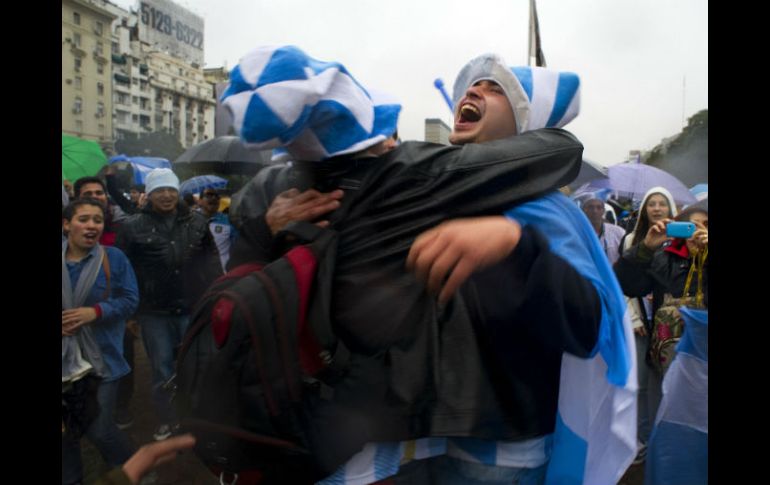 Los aficionados argentinos celebraron en el corazón de Buenos Aires el sufrido pase a la ronda de semifinales. EFE /