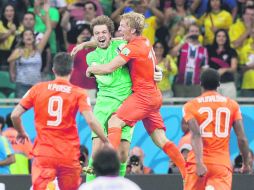 Tim Krul encabeza la celebración holandesa tras derrotar a Costa Rica. AP /