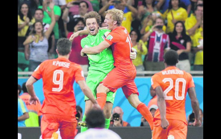 Tim Krul encabeza la celebración holandesa tras derrotar a Costa Rica. AP /