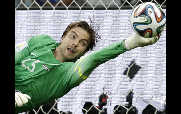 Krul se convirtió en el héroe de la Selección de Holanda al atajar dos penales de Costa Rica y pasar a semifinales del Mundial. AP /