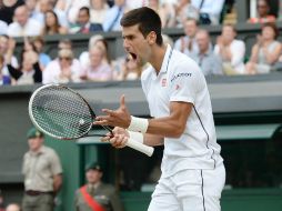 Novak Djokovic tuvo un gran juego y se repuso de un set abajo en el All England Club. AFP /