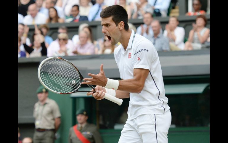 Novak Djokovic tuvo un gran juego y se repuso de un set abajo en el All England Club. AFP /