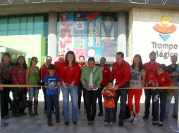 La gerente de Cultura de la Conafor, Balbina María Treviño y la directora del Trompo Mágico, Ana Estela García, en la inauguración.  /