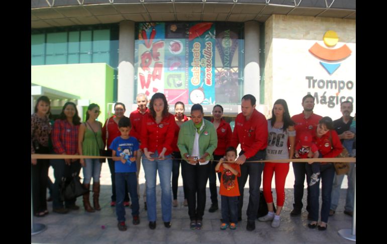 La gerente de Cultura de la Conafor, Balbina María Treviño y la directora del Trompo Mágico, Ana Estela García, en la inauguración.  /