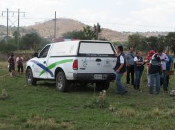 Personal forense llegó al lugar para recoger el cuerpo. ARCHIVO /