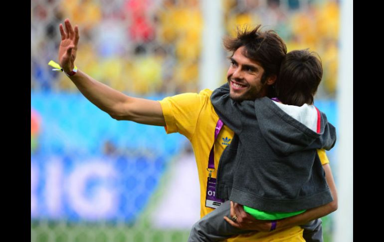 Kaká abraza a su hijo antes del partido de Brasil contra Croacia. ARCHIVO /