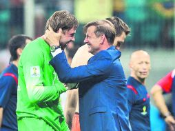 Krul (izq) festeja junto a Frans Hoek, entrenador de porteros de Holanda, la victoria de la Oranje conseguida frente a Costa Rica. EFE /