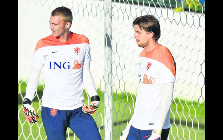 Duo dinámico. Cillissen (izquierda) y Krul (derecha) jugaron ante Costa Rica para darle el pase a la Oranje. EFE /