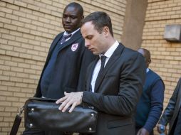 Pistorius, que se encuentra en libertad bajo fianza, podría enfrentar una condena de 25 años en prisión. EFE /