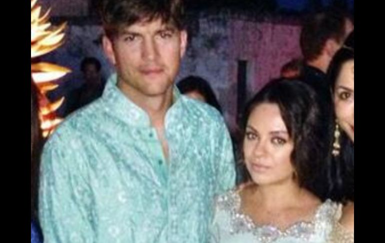 Mila Kunis y Ashton Kutcher ya no ocultan su amor, en la imagen ambos son captados durante una boda hindú. ESPECIAL /