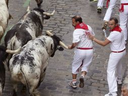 El primer encierro de este año resultó ser muy peligroso al romperse la manada en varios tramos del recorrido. EFE /