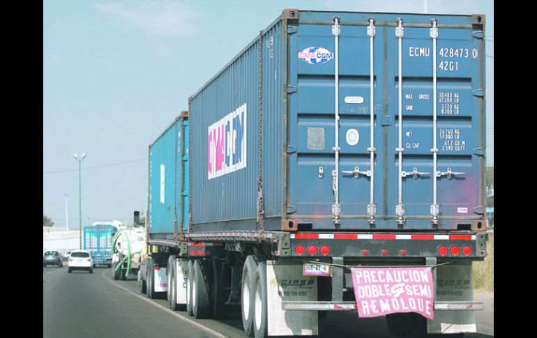 El vicepresidente de Conatram asegura que debe prohibirse la operación de los full tráilers en México. ARCHIVO /