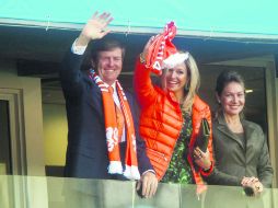 El rey Guillermo Alejandro (izq) y la reina Máxima (centro) presenciaron ya en Brasil 2014 la victoria de Holanda sobre Australia. AP /