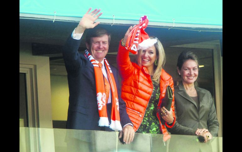 El rey Guillermo Alejandro (izq) y la reina Máxima (centro) presenciaron ya en Brasil 2014 la victoria de Holanda sobre Australia. AP /