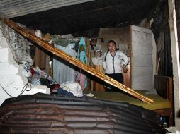 Una mujer observa los daños que el sismo de 6.9 grados dejó en su vivienda en el poblado de Huixtla. AFP /