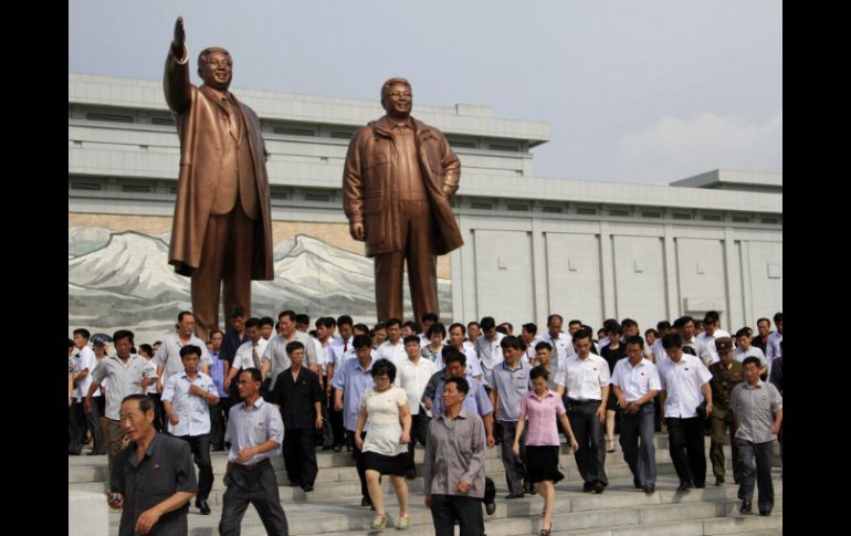 El culto a la personalidad de Kim es general entre la población de Corea del Norte. AP /