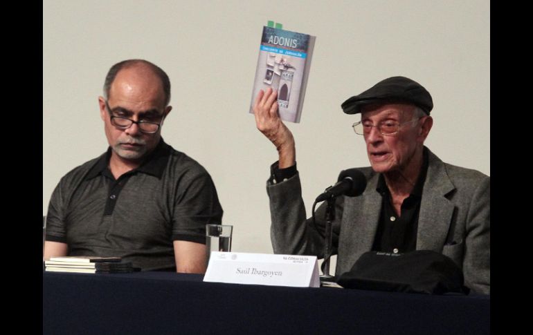 Saúl Ibargoyen y Khaled Chami en la presentación del libro en la sala Manuel M. Ponce de Bellas Artes. NTX /