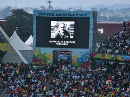 Ante el aplauso del público, también se proyecto en una pantalla gigante del estadio una foto de Di Estéfano. AFP /