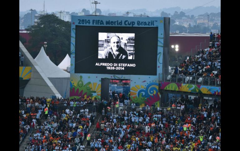 Ante el aplauso del público, también se proyecto en una pantalla gigante del estadio una foto de Di Estéfano. AFP /